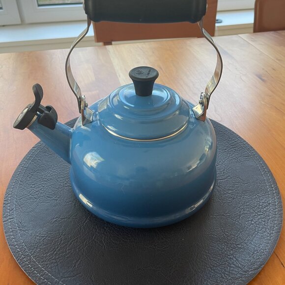 Le Creuset Classic Whistling Tea Kettle Marseille Blue 1.6L / 1.70Qt - Picture 1 of 5